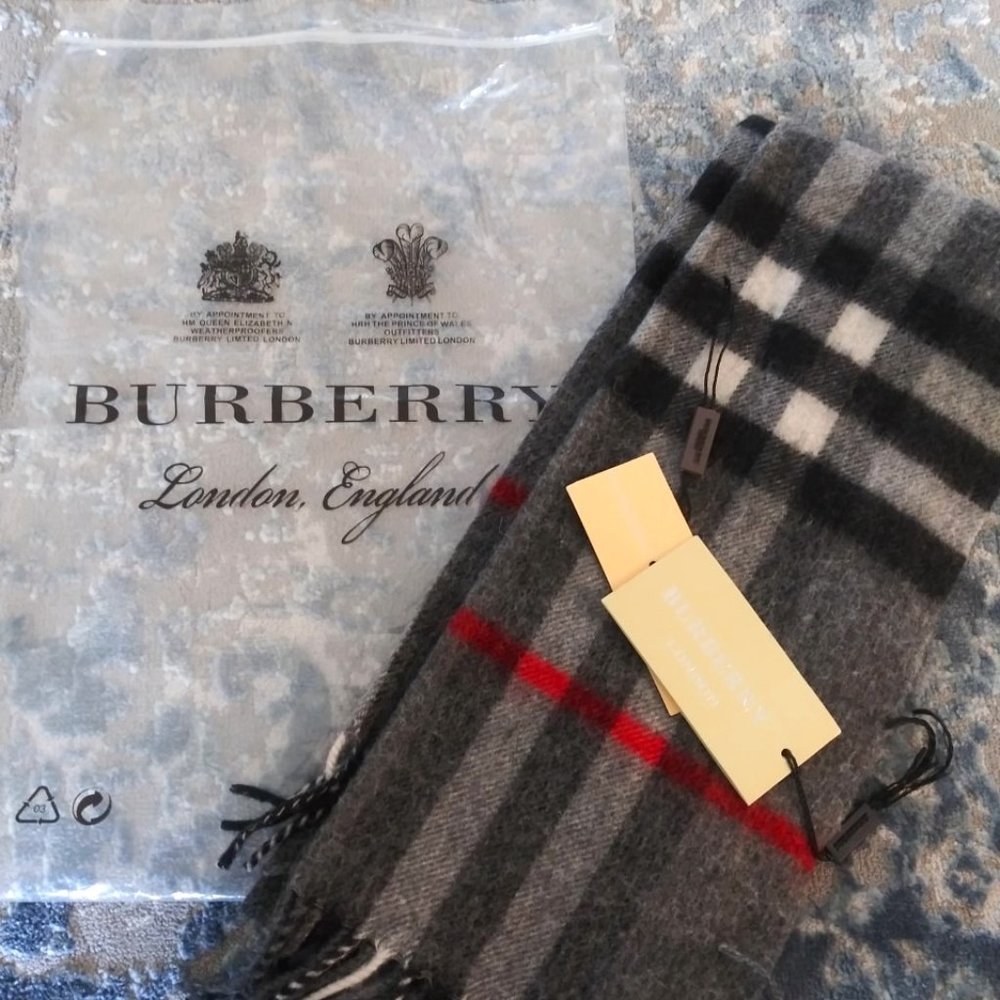 Burberry Classic Giant Check-Cashmere Scarf (NEW) Gray/Gray/Red Stripe